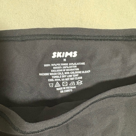 NWT SKIMS Black Onyx Fits Everybody Cheeky Brief Underwear Bottoms Size Medium - Picture 2 of 4